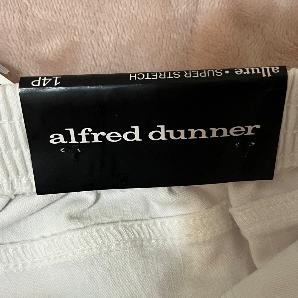 Alfred Dunner Blue Bayou White Capris with Embroidered Detail Elastic Waist 14P - Picture 11 of 14